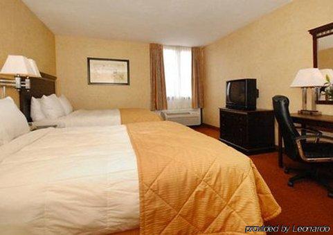 Clarion Hotel & Conference Center Springfield Room photo