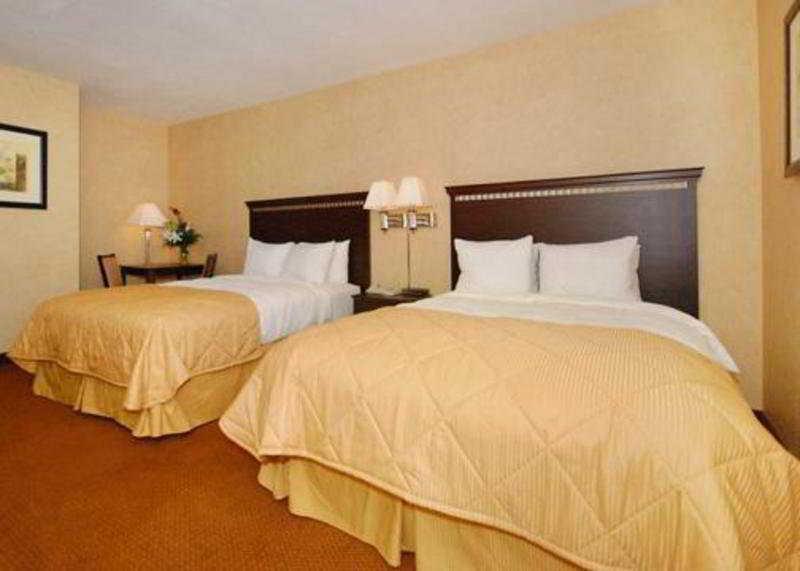Clarion Hotel & Conference Center Springfield Room photo