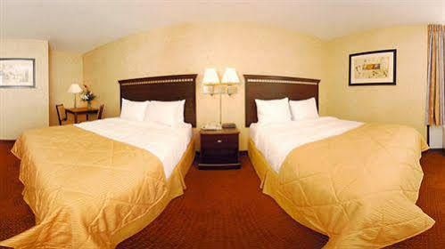 Clarion Hotel & Conference Center Springfield Exterior photo